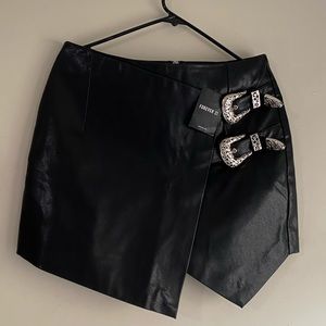 Cute pleather mini skirt with buckles !